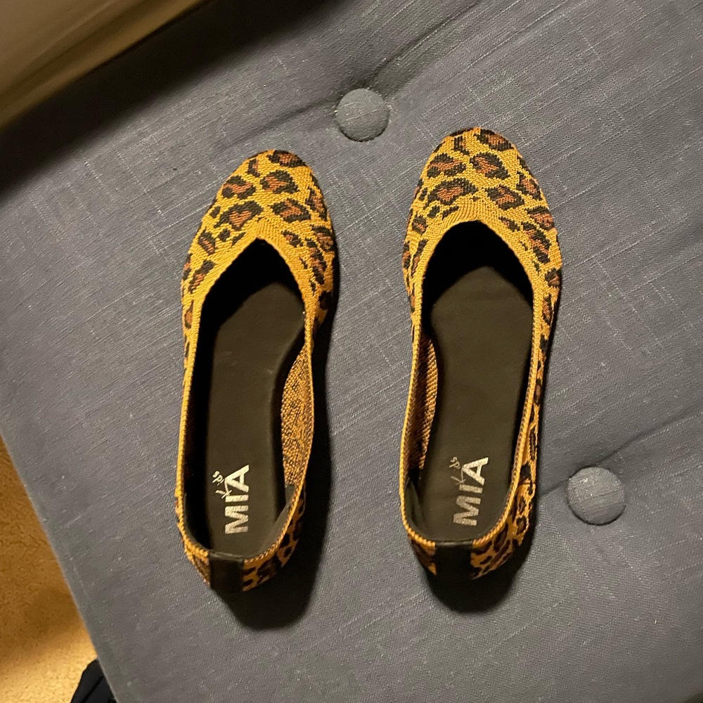 Girls size 2 Mia flats